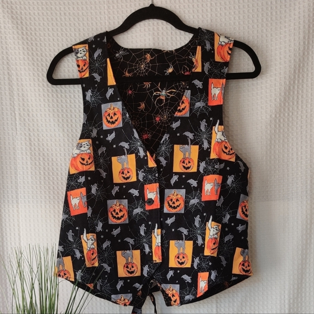 Halloween Jack o Lanterns, Ghosts, and Cats Button Down Black Vest Size M